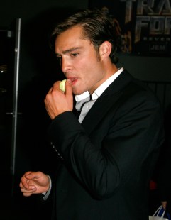 ed_westwick_chuck_bass_from_gossip_girl_with_eos_honeysuckle_honeydew_lip_balm_31