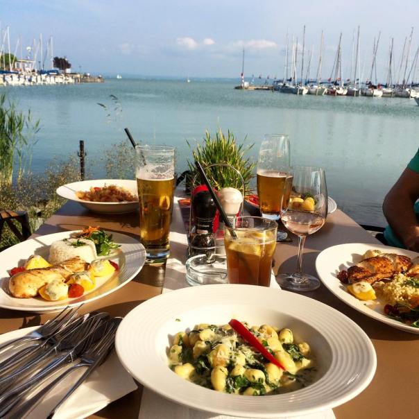 10407433_913015608721188_8932508382942599197_n